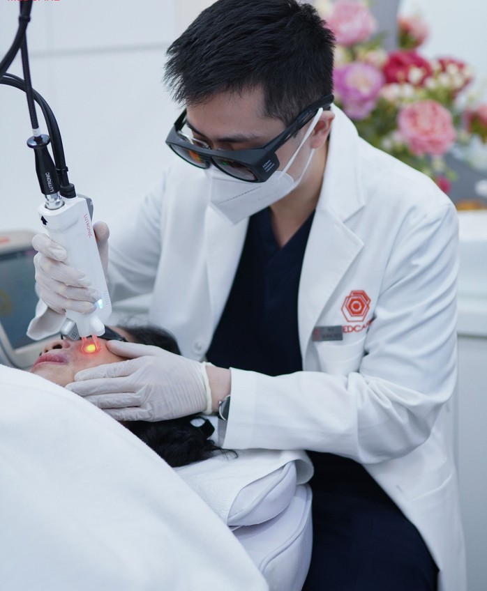 Cuộc thi viết NGƯỜI THẦY THUỐC TRONG TÔI: Người tìm lại nụ cười cho bệnh nhân bạch biến- Ảnh 3. Cuộc thi viết NGƯỜI THẦY THUỐC TRONG TÔI: Người tìm lại nụ cười cho bệnh nhân bạch biến- Ảnh 3.