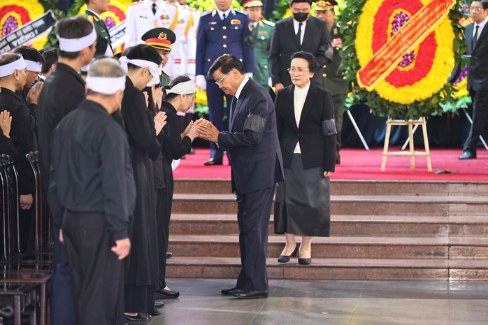 Đoàn đại biểu cấp cao Đảng, Nhà nước CHDCND Lào do Tổng Bí thư, Chủ tịch nước Thongloun Sisoulith làm trưởng đoàn viếng Tổng Bí thư Nguyễn Phú Trọng. Ảnh: TTXVN Đoàn đại biểu cấp cao Đảng, Nhà nước CHDCND Lào do Tổng Bí thư, Chủ tịch nước Thongloun Sisoulith làm trưởng đoàn viếng Tổng Bí thư Nguyễn Phú Trọng. Ảnh: TTXVN