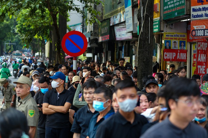 Hàng vạn người dân xếp hàng nhiều km vào viếng Tổng Bí thư Nguyễn Phú Trọng- Ảnh 8. Hàng vạn người dân xếp hàng nhiều km vào viếng Tổng Bí thư Nguyễn Phú Trọng- Ảnh 8.