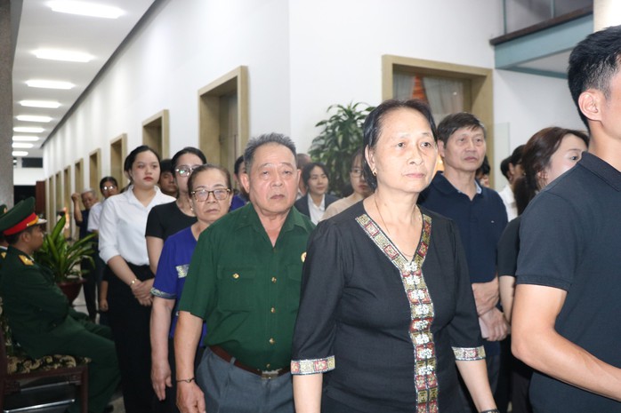 Lùi thời gian kết thúc giờ viếng Tổng Bí thư Nguyễn Phú Trọng tại Hội trường Thống Nhất, TP HCM- Ảnh 3. Lùi thời gian kết thúc giờ viếng Tổng Bí thư Nguyễn Phú Trọng tại Hội trường Thống Nhất, TP HCM- Ảnh 3.