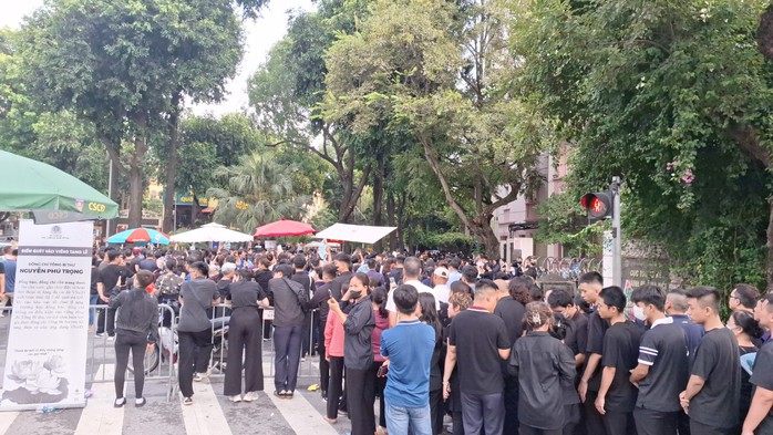 Hàng vạn người dân xếp hàng nhiều km vào viếng Tổng Bí thư Nguyễn Phú Trọng- Ảnh 17. Hàng vạn người dân xếp hàng nhiều km vào viếng Tổng Bí thư Nguyễn Phú Trọng- Ảnh 17.