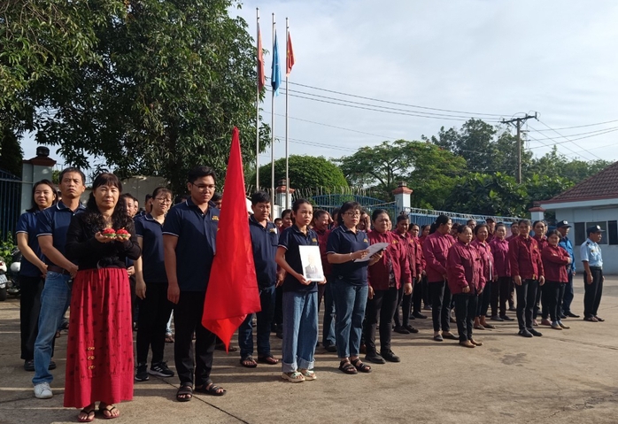 Những hình ảnh tổ chức Công đoàn, công nhân - lao động tưởng nhớ Tổng Bí thư Nguyễn Phú Trọng- Ảnh 1. Những hình ảnh tổ chức Công đoàn, công nhân - lao động tưởng nhớ Tổng Bí thư Nguyễn Phú Trọng- Ảnh 1.