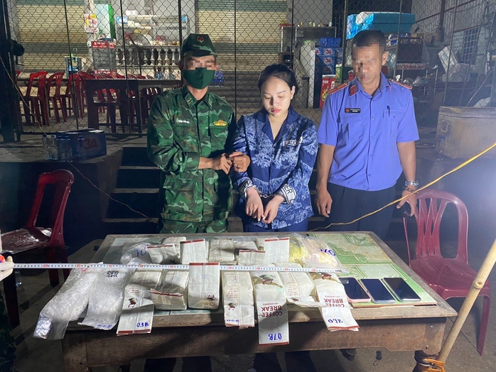 Cô gái 19 tuổi vận chuyển 15kg ma túy, 40 bánh heroin- Ảnh 1. Cô gái 19 tuổi vận chuyển 15kg ma túy, 40 bánh heroin- Ảnh 1.