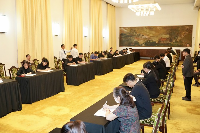 Lùi thời gian kết thúc giờ viếng Tổng Bí thư Nguyễn Phú Trọng tại Hội trường Thống Nhất, TP HCM- Ảnh 5. Lùi thời gian kết thúc giờ viếng Tổng Bí thư Nguyễn Phú Trọng tại Hội trường Thống Nhất, TP HCM- Ảnh 5.