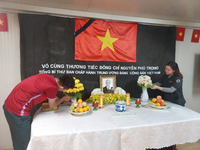 Lực lượng Gìn giữ hòa bình Việt Nam treo cờ rủ, viếng Tổng Bí thư Nguyễn Phú Trọng- Ảnh 5. Lực lượng Gìn giữ hòa bình Việt Nam treo cờ rủ, viếng Tổng Bí thư Nguyễn Phú Trọng- Ảnh 5.