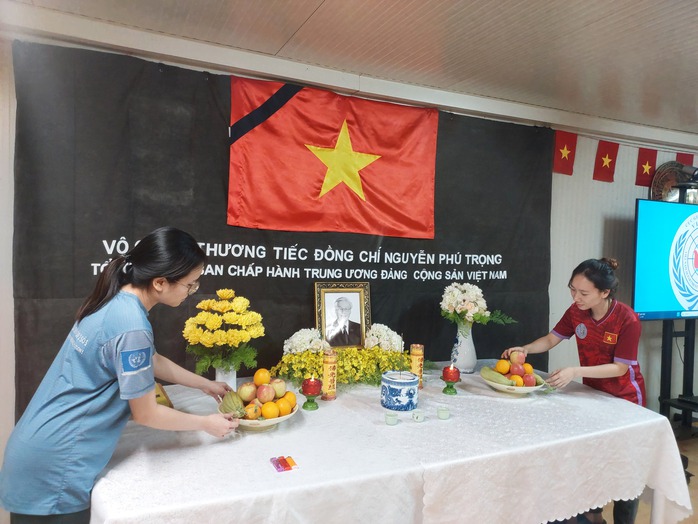 Lực lượng Gìn giữ hòa bình Việt Nam treo cờ rủ, viếng Tổng Bí thư Nguyễn Phú Trọng- Ảnh 6. Lực lượng Gìn giữ hòa bình Việt Nam treo cờ rủ, viếng Tổng Bí thư Nguyễn Phú Trọng- Ảnh 6.