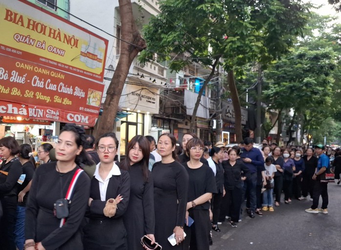 Hàng vạn người dân xếp hàng nhiều km vào viếng Tổng Bí thư Nguyễn Phú Trọng- Ảnh 15. Hàng vạn người dân xếp hàng nhiều km vào viếng Tổng Bí thư Nguyễn Phú Trọng- Ảnh 15.