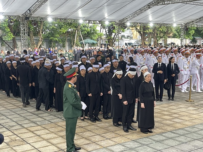 Phu nhân Ngô Thị Mận nghẹn ngào bên linh cữu Tổng Bí thư Nguyễn Phú Trọng- Ảnh 2. Phu nhân Ngô Thị Mận nghẹn ngào bên linh cữu Tổng Bí thư Nguyễn Phú Trọng- Ảnh 2.