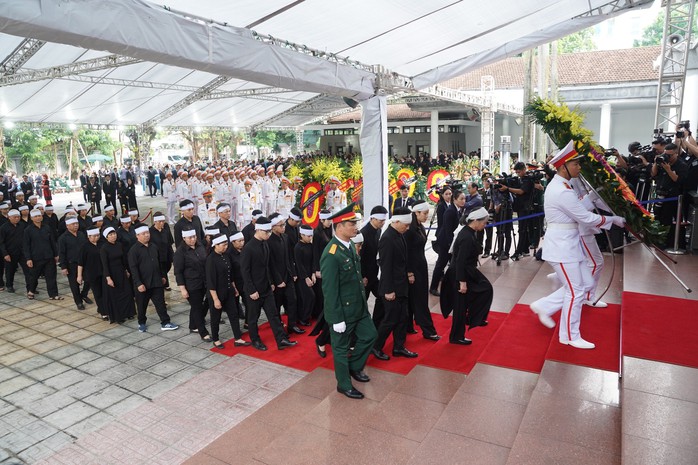 Phu nhân Ngô Thị Mận nghẹn ngào bên linh cữu Tổng Bí thư Nguyễn Phú Trọng- Ảnh 4. Phu nhân Ngô Thị Mận nghẹn ngào bên linh cữu Tổng Bí thư Nguyễn Phú Trọng- Ảnh 4.
