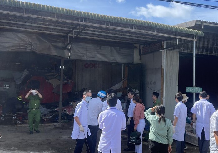 Cận cảnh xe container tông nhiều nhà dân, 3 người tử vong- Ảnh 2. Cận cảnh xe container tông nhiều nhà dân, 3 người tử vong- Ảnh 2.