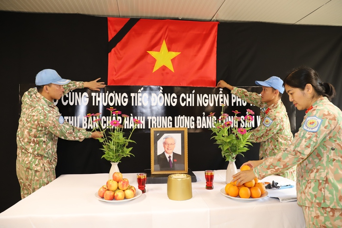 Lực lượng Gìn giữ hòa bình Việt Nam treo cờ rủ, viếng Tổng Bí thư Nguyễn Phú Trọng- Ảnh 3. Lực lượng Gìn giữ hòa bình Việt Nam treo cờ rủ, viếng Tổng Bí thư Nguyễn Phú Trọng- Ảnh 3.