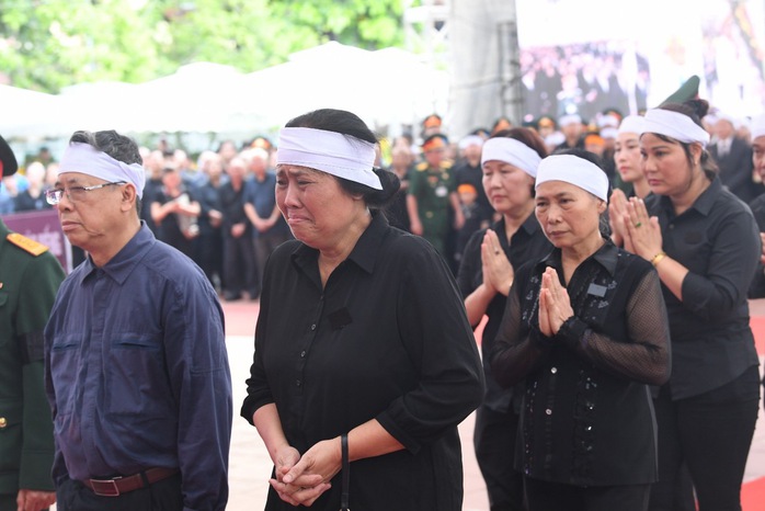 VIDEO: Người dân không kìm được nước mắt viếng Tổng Bí thư Nguyễn Phú Trọng tại quê nhà- Ảnh 5.