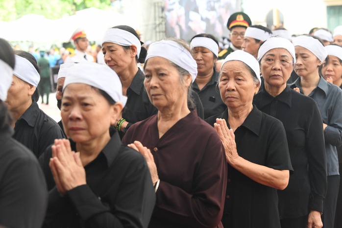 VIDEO: Người dân không kìm được nước mắt viếng Tổng Bí thư Nguyễn Phú Trọng tại quê nhà- Ảnh 7.