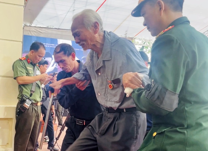 VIDEO: Dòng người dài cả cây số chờ vào viếng
Tổng Bí thư Nguyễn Phú Trọng ở quê nhà- Ảnh 1. VIDEO: Dòng người dài cả cây số chờ vào viếng
Tổng Bí thư Nguyễn Phú Trọng ở quê nhà- Ảnh 1.