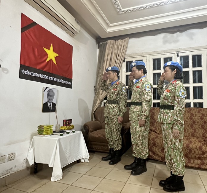 Lực lượng Gìn giữ hòa bình Việt Nam treo cờ rủ, viếng Tổng Bí thư Nguyễn Phú Trọng- Ảnh 11. Lực lượng Gìn giữ hòa bình Việt Nam treo cờ rủ, viếng Tổng Bí thư Nguyễn Phú Trọng- Ảnh 11.