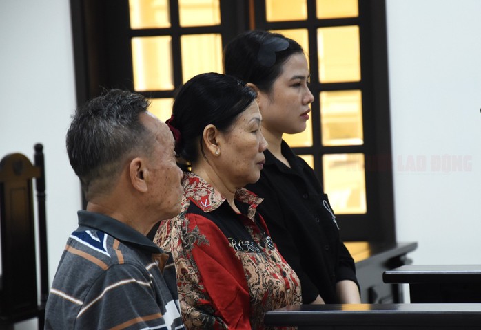 Con gái cùng cha mẹ làm “sổ đỏ” giả - Ảnh 1. Con gái cùng cha mẹ làm “sổ đỏ” giả - Ảnh 1.