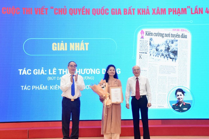 Trao giải nhất cuộc thi viết “Chủ quyền quốc gia bất khả xâm phạm” lần 4 cho tác giả Lê Thị Phương DungẢnh: Tấn Thạnh Trao giải nhất cuộc thi viết “Chủ quyền quốc gia bất khả xâm phạm” lần 4 cho tác giả Lê Thị Phương DungẢnh: Tấn Thạnh