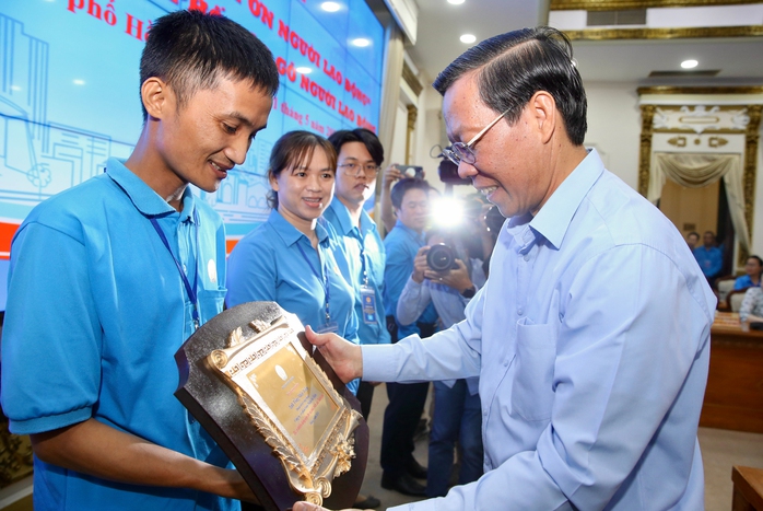 Kỷ niệm 95 năm ngày thành lập Công đoàn Việt Nam (28.7.1929 - 28.7.2024): Vì việc làm, đời sống của đoàn viên - lao động- Ảnh 1. Kỷ niệm 95 năm ngày thành lập Công đoàn Việt Nam (28.7.1929 - 28.7.2024): Vì việc làm, đời sống của đoàn viên - lao động- Ảnh 1.