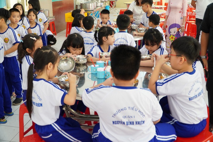 Học sinh ăn bán trú tại Trường Tiểu học Nguyễn Bỉnh Khiêm, quận 1, TP HCM Học sinh ăn bán trú tại Trường Tiểu học Nguyễn Bỉnh Khiêm, quận 1, TP HCM