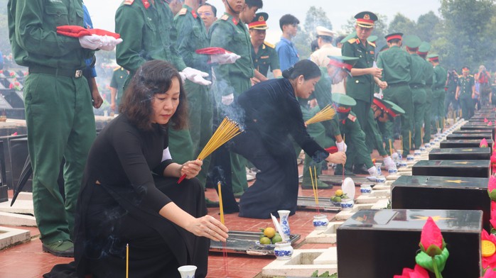 Xúc động lễ truy điệu, an táng 106 hài cốt liệt sĩ ở tỉnh Bình Phước- Ảnh 5. Xúc động lễ truy điệu, an táng 106 hài cốt liệt sĩ ở tỉnh Bình Phước- Ảnh 5.
