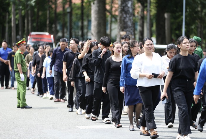 Hơn 10 ngàn người đến viếng Tổng Bí thư Nguyễn Phú Trọng tại Hội trường Thống Nhất trong sáng 26-7- Ảnh 8. Hơn 10 ngàn người đến viếng Tổng Bí thư Nguyễn Phú Trọng tại Hội trường Thống Nhất trong sáng 26-7- Ảnh 8.