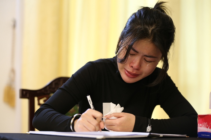 Người dân không kìm được nước mắt khi viết sổ tang bày tỏ tình cảm đối với Tổng Bí thư Nguyễn Phú Trọng Ảnh: HOÀNG TRIỀU Người dân không kìm được nước mắt khi viết sổ tang bày tỏ tình cảm đối với Tổng Bí thư Nguyễn Phú Trọng Ảnh: HOÀNG TRIỀU