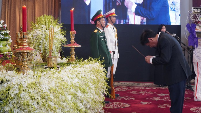 Hơn 10 ngàn người đến viếng Tổng Bí thư Nguyễn Phú Trọng tại Hội trường Thống Nhất trong sáng 26-7- Ảnh 5. Hơn 10 ngàn người đến viếng Tổng Bí thư Nguyễn Phú Trọng tại Hội trường Thống Nhất trong sáng 26-7- Ảnh 5.