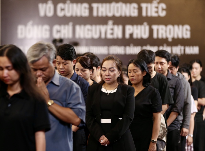 Người dân TP HCM và các tỉnh, thành phía Nam xúc động trong phút mặc niệm  Tổng Bí thư Nguyễn Phú Trọng tại Hội trường Thống NhấtẢnh: HOÀNG TRIỀU