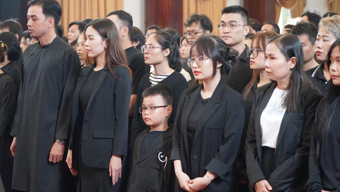 TP HCM: Dòng người nối dài chờ viếng Tổng Bí thư Nguyễn Phú Trọng- Ảnh 7. TP HCM: Dòng người nối dài chờ viếng Tổng Bí thư Nguyễn Phú Trọng- Ảnh 7.