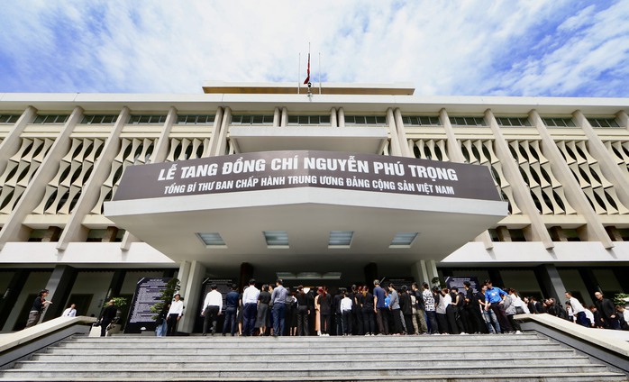 Hơn 10 ngàn người đến viếng Tổng Bí thư Nguyễn Phú Trọng tại Hội trường Thống Nhất trong sáng 26-7- Ảnh 1. Hơn 10 ngàn người đến viếng Tổng Bí thư Nguyễn Phú Trọng tại Hội trường Thống Nhất trong sáng 26-7- Ảnh 1.