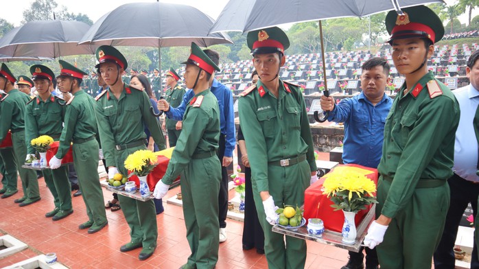 Xúc động lễ truy điệu, an táng 106 hài cốt liệt sĩ ở tỉnh Bình Phước- Ảnh 7. Xúc động lễ truy điệu, an táng 106 hài cốt liệt sĩ ở tỉnh Bình Phước- Ảnh 7.