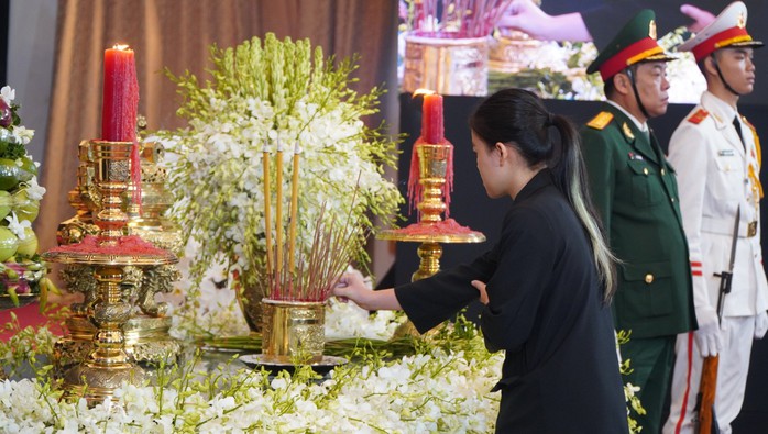 TP HCM: Dòng người nối dài chờ viếng Tổng Bí thư Nguyễn Phú Trọng- Ảnh 8. TP HCM: Dòng người nối dài chờ viếng Tổng Bí thư Nguyễn Phú Trọng- Ảnh 8.