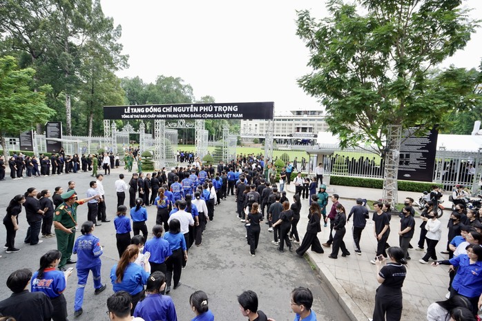 Hơn 10 ngàn người đến viếng Tổng Bí thư Nguyễn Phú Trọng tại Hội trường Thống Nhất trong sáng 26-7- Ảnh 4. Hơn 10 ngàn người đến viếng Tổng Bí thư Nguyễn Phú Trọng tại Hội trường Thống Nhất trong sáng 26-7- Ảnh 4.