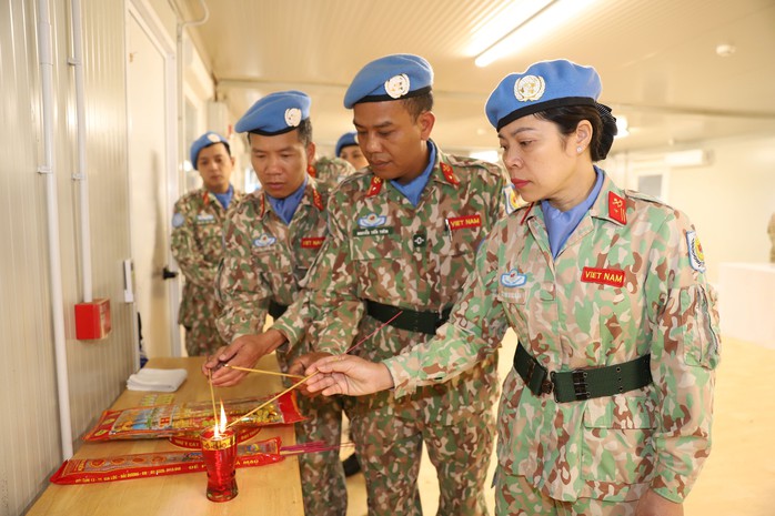 VIDEO: Lực lượng gìn giữ hòa bình tưởng niệm Tổng Bí thư Nguyễn Phú Trọng- Ảnh 6. VIDEO: Lực lượng gìn giữ hòa bình tưởng niệm Tổng Bí thư Nguyễn Phú Trọng- Ảnh 6.