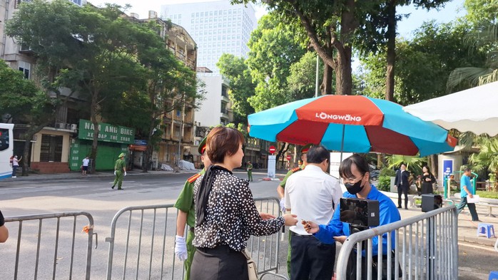 Sáng nay 26-7, hàng ngàn người xếp hàng từ rất sớm vào viếng Tổng Bí thư Nguyễn Phú Trọng- Ảnh 5. Sáng nay 26-7, hàng ngàn người xếp hàng từ rất sớm vào viếng Tổng Bí thư Nguyễn Phú Trọng- Ảnh 5.