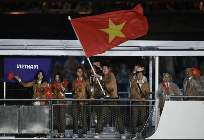 Khai mạc Olympic 2024: Khoảnh khắc quốc kỳ Việt Nam tung bay tại Paris- Ảnh 10. Khai mạc Olympic 2024: Khoảnh khắc quốc kỳ Việt Nam tung bay tại Paris- Ảnh 10.