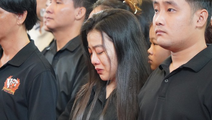 TP HCM: Dòng người nối dài chờ viếng Tổng Bí thư Nguyễn Phú Trọng- Ảnh 6. TP HCM: Dòng người nối dài chờ viếng Tổng Bí thư Nguyễn Phú Trọng- Ảnh 6.