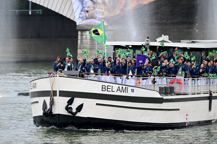 Khai mạc Olympic 2024: Khoảnh khắc quốc kỳ Việt Nam tung bay tại Paris- Ảnh 8. Khai mạc Olympic 2024: Khoảnh khắc quốc kỳ Việt Nam tung bay tại Paris- Ảnh 8.