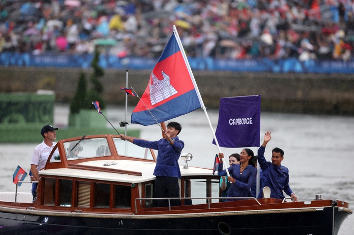 Khai mạc Olympic 2024: Khoảnh khắc quốc kỳ Việt Nam tung bay tại Paris- Ảnh 6. Khai mạc Olympic 2024: Khoảnh khắc quốc kỳ Việt Nam tung bay tại Paris- Ảnh 6.