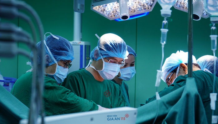 Ca mổ "2 trong 1" cứu một người nước ngoài bệnh nặng, rủi ro cao- Ảnh 1. Ca mổ "2 trong 1" cứu một người nước ngoài bệnh nặng, rủi ro cao- Ảnh 1.