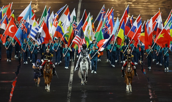 Khai mạc Olympic 2024: Khoảnh khắc quốc kỳ Việt Nam tung bay tại Paris- Ảnh 12. Khai mạc Olympic 2024: Khoảnh khắc quốc kỳ Việt Nam tung bay tại Paris- Ảnh 12.