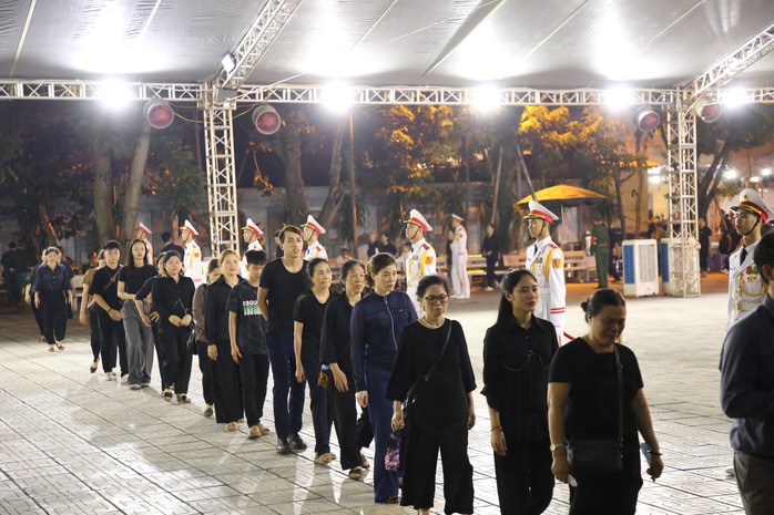 Sáng nay 26-7, hàng ngàn người xếp hàng từ rất sớm vào viếng Tổng Bí thư Nguyễn Phú Trọng- Ảnh 7. Sáng nay 26-7, hàng ngàn người xếp hàng từ rất sớm vào viếng Tổng Bí thư Nguyễn Phú Trọng- Ảnh 7.