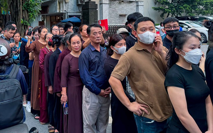 Sáng nay 26-7, hàng ngàn người xếp hàng từ rất sớm vào viếng Tổng Bí thư Nguyễn Phú Trọng- Ảnh 4. Sáng nay 26-7, hàng ngàn người xếp hàng từ rất sớm vào viếng Tổng Bí thư Nguyễn Phú Trọng- Ảnh 4.