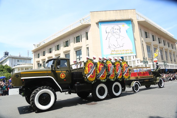 Người dân đội nắng, bật khóc tiễn biệt Tổng Bí thư Nguyễn Phú Trọng - Ảnh 1. Người dân đội nắng, bật khóc tiễn biệt Tổng Bí thư Nguyễn Phú Trọng - Ảnh 1.