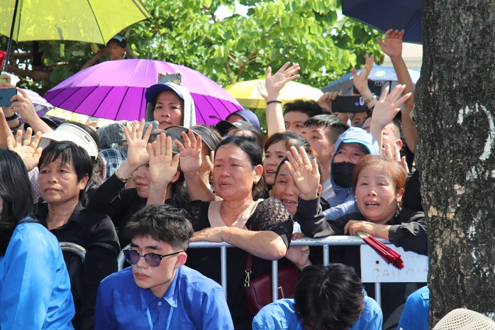 Người dân đội nắng, bật khóc tiễn biệt Tổng Bí thư Nguyễn Phú Trọng - Ảnh 5. Người dân đội nắng, bật khóc tiễn biệt Tổng Bí thư Nguyễn Phú Trọng - Ảnh 5.