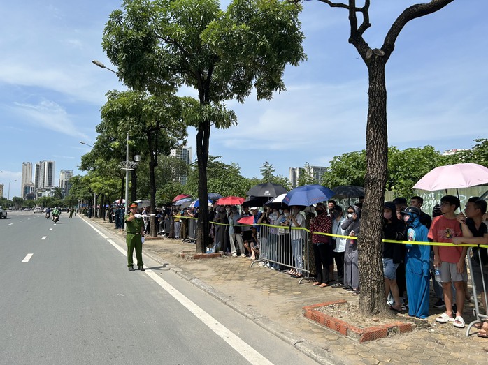Người dân đội nắng, bật khóc tiễn biệt Tổng Bí thư Nguyễn Phú Trọng - Ảnh 7. Người dân đội nắng, bật khóc tiễn biệt Tổng Bí thư Nguyễn Phú Trọng - Ảnh 7.