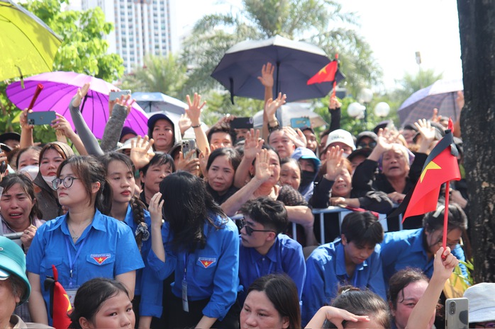 Người dân đội nắng, bật khóc tiễn biệt Tổng Bí thư Nguyễn Phú Trọng - Ảnh 9. Người dân đội nắng, bật khóc tiễn biệt Tổng Bí thư Nguyễn Phú Trọng - Ảnh 9.