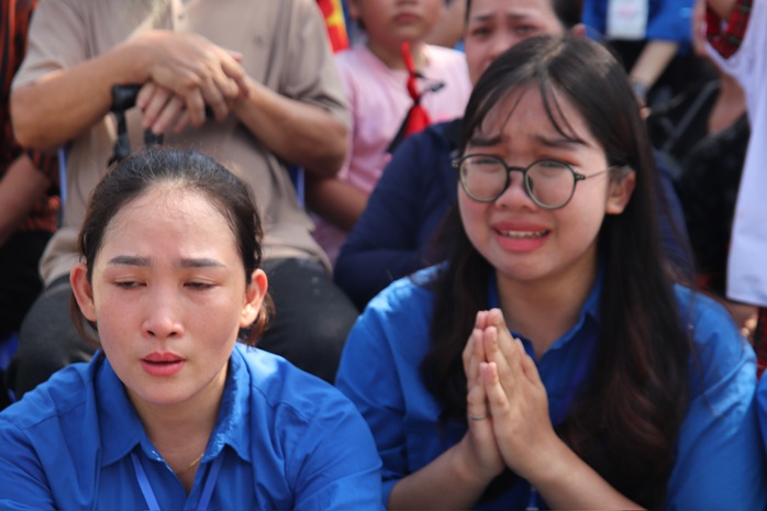 Người dân đội nắng, bật khóc tiễn biệt Tổng Bí thư Nguyễn Phú Trọng - Ảnh 10. Người dân đội nắng, bật khóc tiễn biệt Tổng Bí thư Nguyễn Phú Trọng - Ảnh 10.