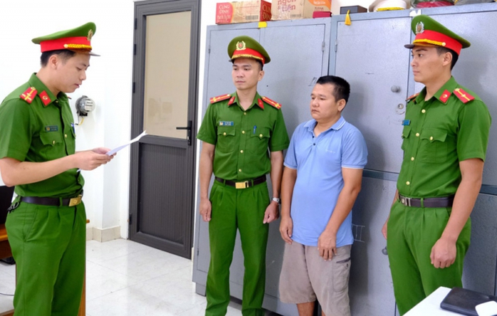 Điều khiển phương tiện “thông chốt”, đâm vào xe CSGT, tài xế bị khởi tố- Ảnh 1. Điều khiển phương tiện “thông chốt”, đâm vào xe CSGT, tài xế bị khởi tố- Ảnh 1.