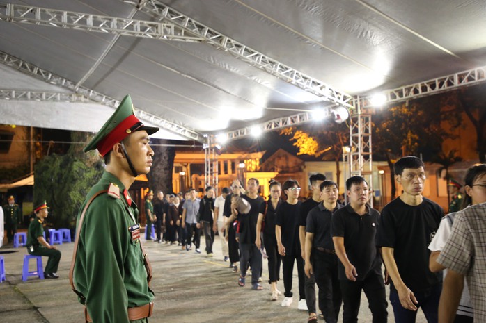 Sáng nay 26-7, hàng ngàn người xếp hàng từ rất sớm vào viếng Tổng Bí thư Nguyễn Phú Trọng- Ảnh 1. Sáng nay 26-7, hàng ngàn người xếp hàng từ rất sớm vào viếng Tổng Bí thư Nguyễn Phú Trọng- Ảnh 1.